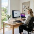 Moderne hjemmekontor med ergonomisk stol ved højdeindstilleligt skrivebord og naturligt lys
