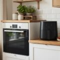 Airfryer og ovn side om side i et moderne køkken